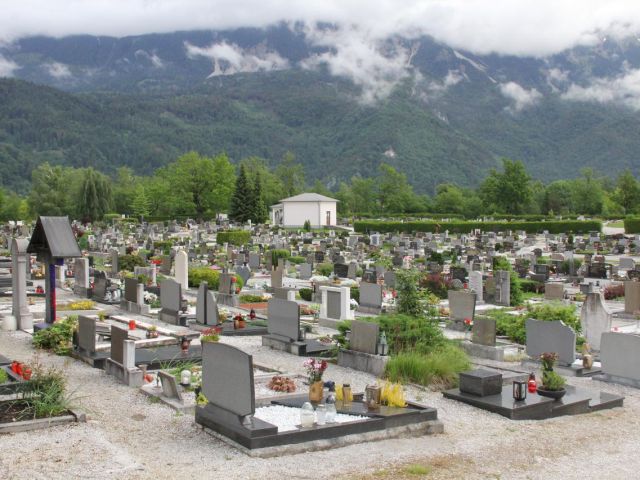 pokopališče blejska dobrava